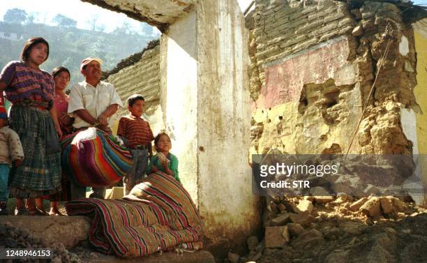 Una familia observa su casa destruida por un temblor de 5.8 grados en la escala de Richter en Quetzaltenango a unos 250KM al Noroccidente de la...