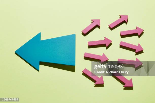 a group of small arrows moving right with a big arrow moving left - big dreams stockfoto's en -beelden