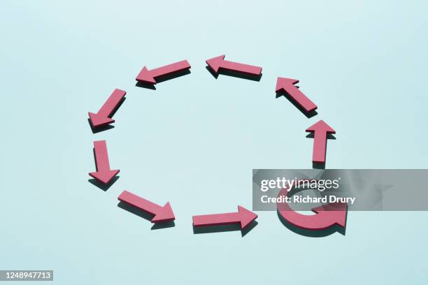 a group of arrows arranged in a circle - arrows in a circle stock pictures, royalty-free photos & images