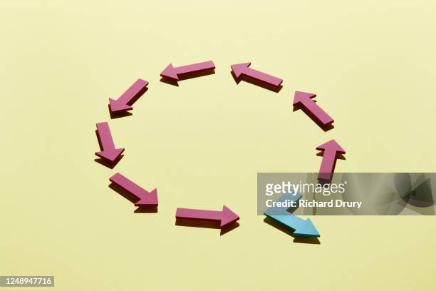 a group of arrows arranged in a circle with one leaving - breakout bildbanksfoton och bilder