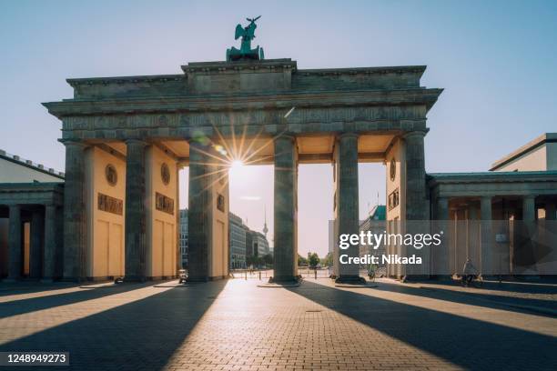 vista al atardecer a la puerta de brandenburgo - berlín, alemania - historical geopolitical location fotografías e imágenes de stock