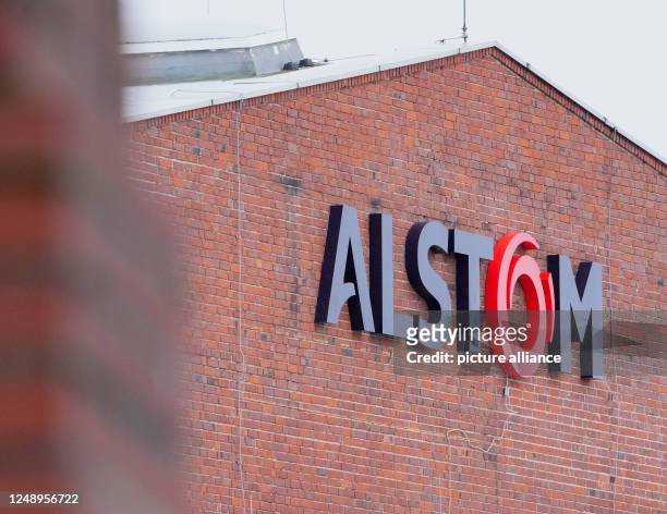 March 2023, Brandenburg, Hennigsdorf: The company logo at the main entrance to rail vehicle manufacturer Alstom. The planned cutback of hundreds of...