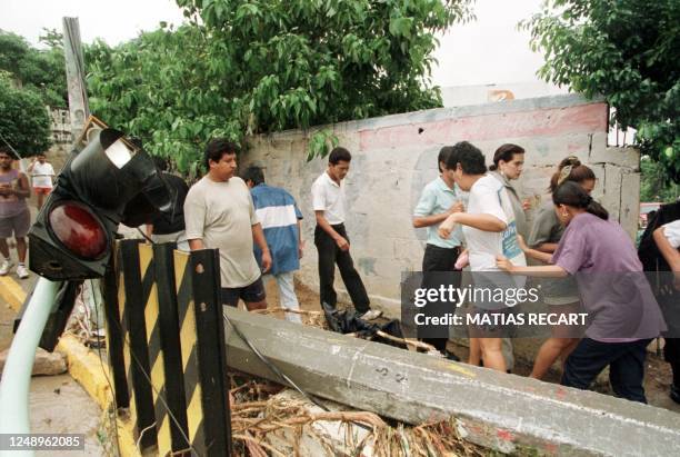 Un grupo de personas caminan por una calle semi destruida y llena de escombros en el balneario turistico de Acapulco, Mexico, luego que quedara asi...