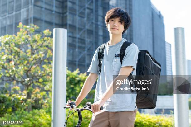 自転車配送 - 大学生　日本 ストックフォトと画像