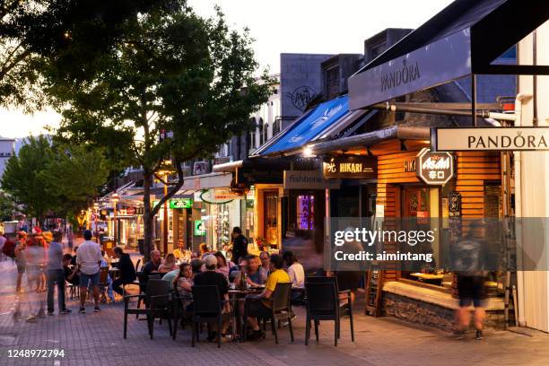 touristen essen im freien in queenstown - queenstown stock-fotos und bilder