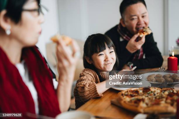 vrolijke aziatische multi generatie familie viert kerstmis en tijd doorbrengen samen genieten van kerstfeest thuis - restaurant kids stockfoto's en -beelden