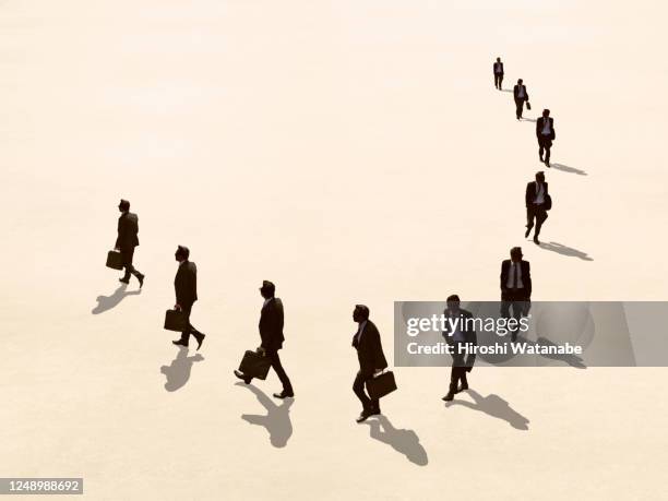 businessman walking in the square - pursuit concept - fotografias e filmes do acervo