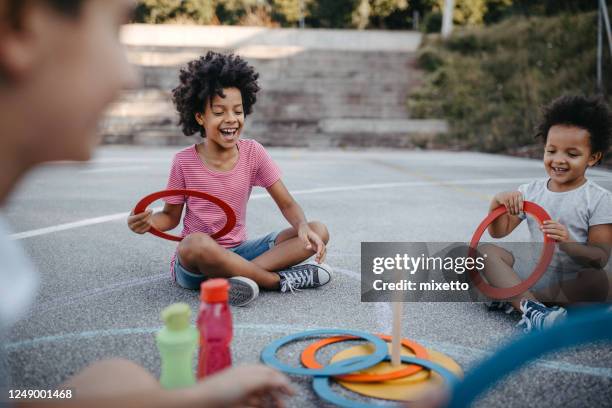 children playing ring toss game - ring toss imagens e fotografias de stock