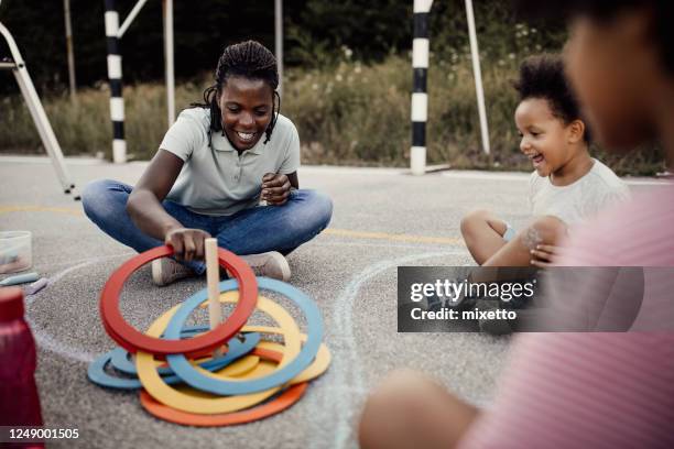 mamma med barn som leker ring smeda spel - ring toss bildbanksfoton och bilder