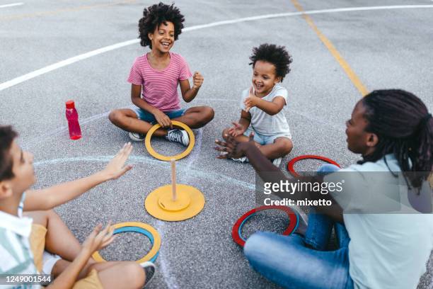 kvinna med barn som leker ring smedlek - ring toss bildbanksfoton och bilder
