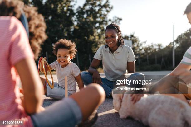 woman with children playing ring toss game - ring toss imagens e fotografias de stock