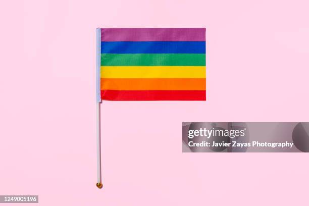 rainbow flag on pink background - bandeira do arco íris - fotografias e filmes do acervo