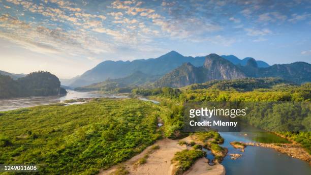 panorama laos mekong rivier pak ou schilderachtig landschap - river mekong stockfoto's en -beelden