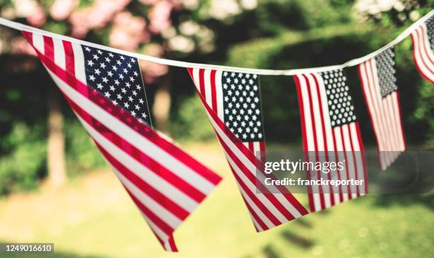 us flags pennant outdoors - feriado americano memorial day imagens e fotografias de stock