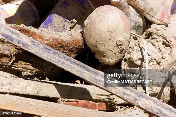 Doll belonging to a nephew of Junior Rabelo lies in the remains of his home 27 December after it was destroyed by floods in Caracas. Una de los...