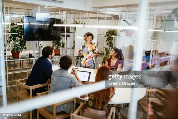 nuevas ideas para el éxito de la estabilidad empresarial y financiera - disruptive fotografías e imágenes de stock