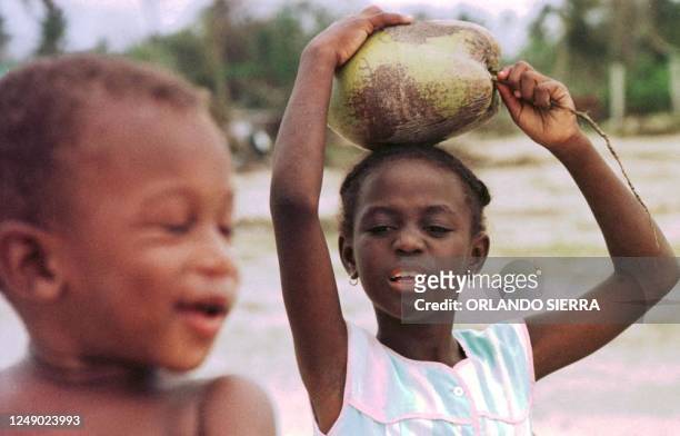 Children play in the wake of Hurricane Mitch 01 November 1998. Aun no recuperada de la experiencia vivida ante el paso del huracan Mitch por...
