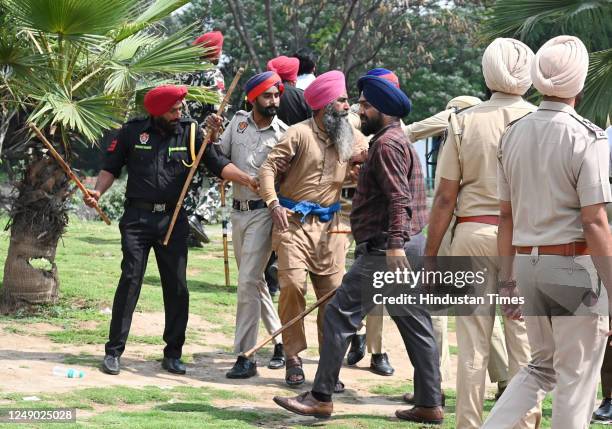 Punjab police forcefully removed the supporters of protesting against the Police action against Waris Panjab de Head Amritpal Singh from sohana light...