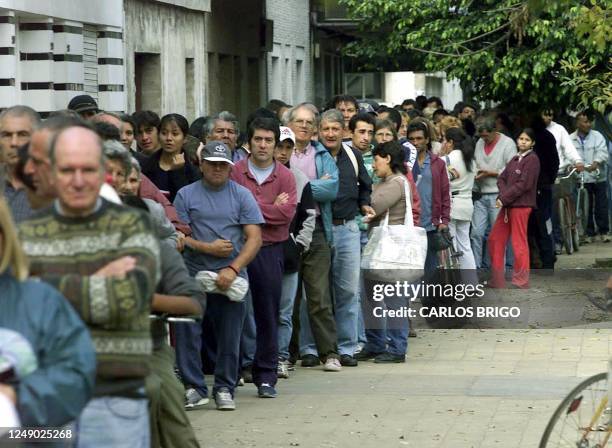 Great deal of people are seen in line awaiting aid packages as disasterous floods forced thousands out of their homes in Santa Fe, Argentina 11 May...