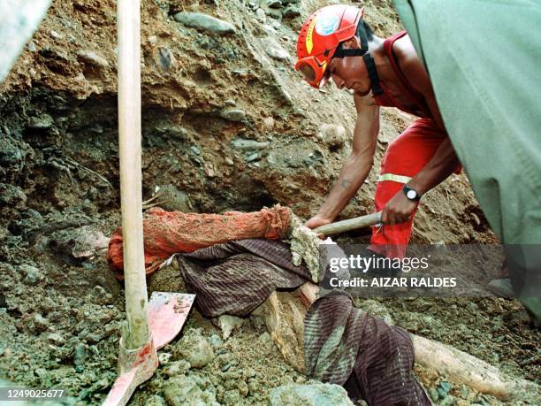 Rescue worker discovers a body of a victim, 02 April 2003 in Chima, Bolivia, after a landslide buried much of the impoverished Bolivian town and left...