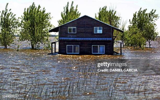 House in the middle of floods, in Buenos Aires, Argentina, 31 October 2001. Una casa aparece rodeada por las aguas, en la provincia de Buenos Aires,...