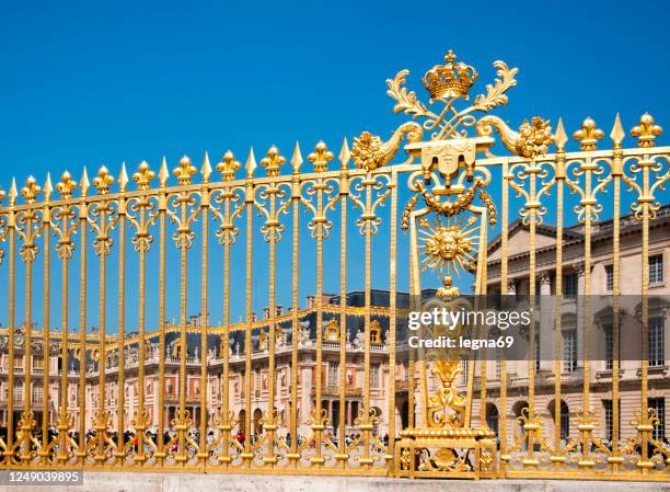 château de versailles : the beautiful golden gate - grille en métal photos et images de collection