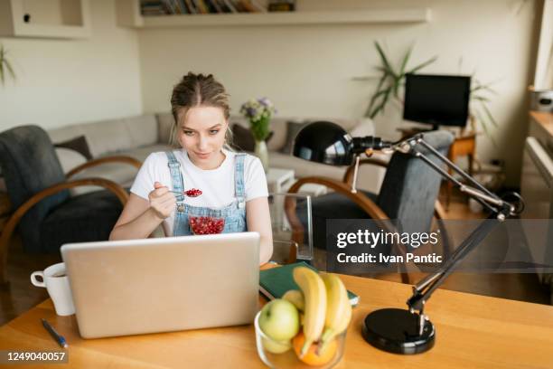 vrolijke jonge vrouw die een onderbreking van het werk neemt - lifehack stockfoto's en -beelden