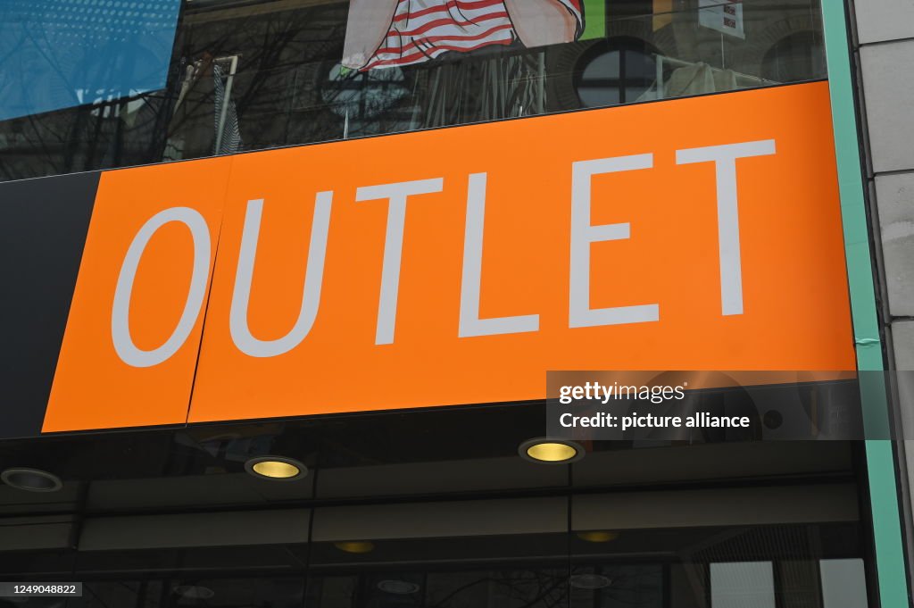 Outlet Lettering 19 March 2023, North Rhine-Westphalia, Cologne: Lettering OUTLET ...