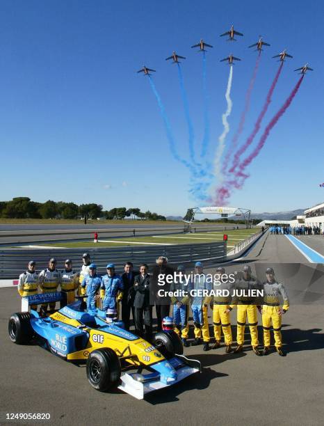 La patrouille de France survole le circuit Paul Ricard pendant la photo officielle de la nouvelle monoplace de Formule 1 Renault R23 qui réunissait...