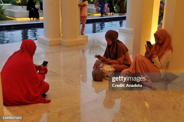 Muslims began to flock to the Sheikh Zayed Grand Mosque which was just inaugurated in Surakarta, Central Java, on March 22, 2023. The mosque was...