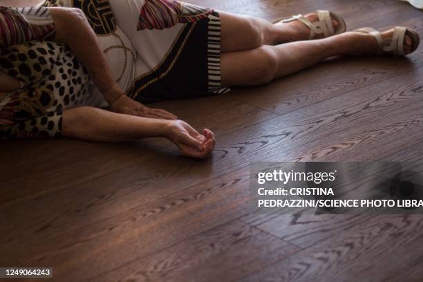 elderly woman lying on floor after fall - unconscious - fotografias e filmes do acervo