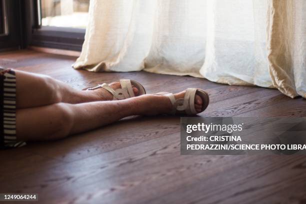 elderly woman lying on floor after fall - bewusteloos stockfoto's en -beelden