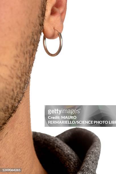 man's pierced ear - earlobe 個照片及圖片檔