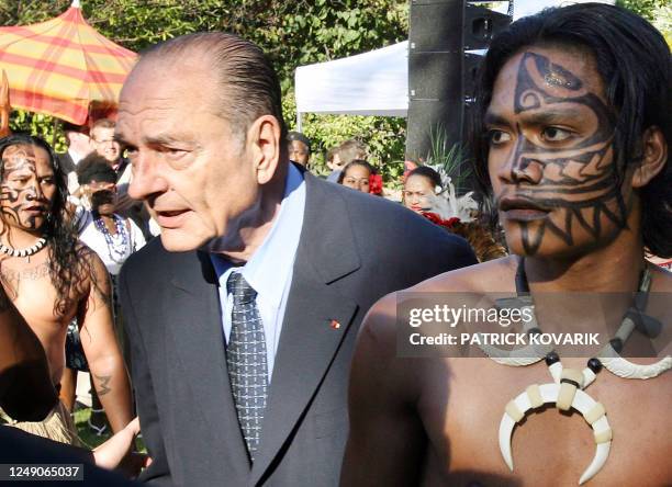 Le président Jacques Chirac s'entretient avec des danseurs polynésiens, le 13 juillet 2006 au ministère de l'Outre-mer à Paris, lors d'une réception...