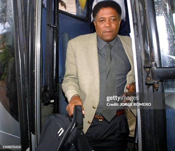 Soccer coach Francisco Maturana is seen getting off a bus in Asuncion, Paraguay 11 November 2001. Francisco Maturana tecnico de la seleccion...