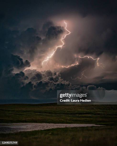 lightning on the great plains - onheilspellend stockfoto's en -beelden