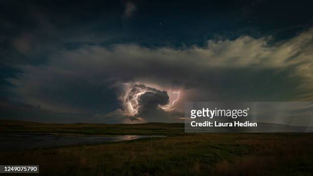 lightning on the great plains - onheilspellend stockfoto's en -beelden