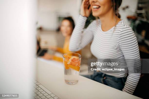 online arbeiten von zu hause aus - wasser trinken büro stock-fotos und bilder