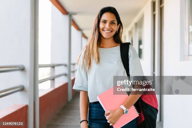 universitätsstudentenportrait auf dem campus - schulrucksack stock-fotos und bilder