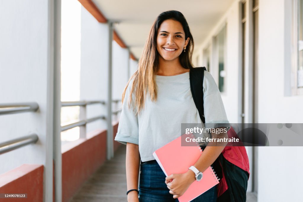 Retrato de estudante universitário no campus