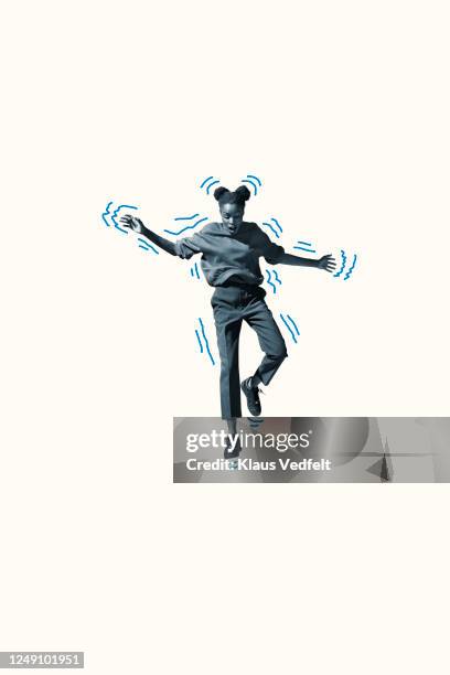 scared young woman falling with blue outline - looking down photos et images de collection