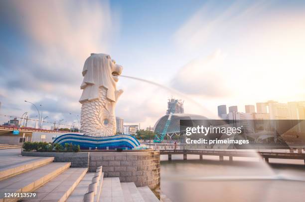 vidvinkelvy över singapore cityscape nära merlion staty och marina bay, marinan är centrum för ekonomin - singaporefloden bildbanksfoton och bilder