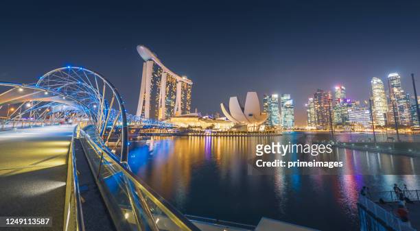 marina bay sands hotel und die double helix bridge in singapur - gardens by the bay stock-fotos und bilder