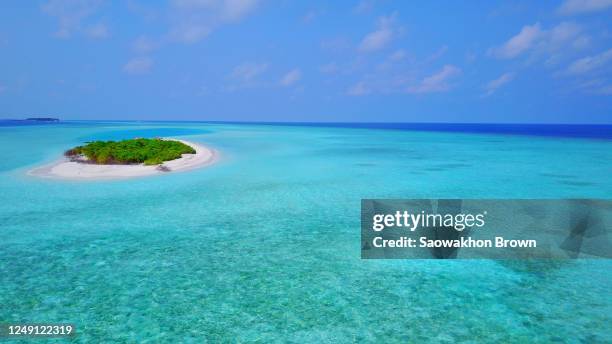 luxury vacation concept. desert island with white sand beach and crystal clear turquoise water in maldives - list of islands by highest point stock pictures, royalty-free photos & images