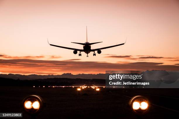 avion d’atterrissage - envol photos et images de collection