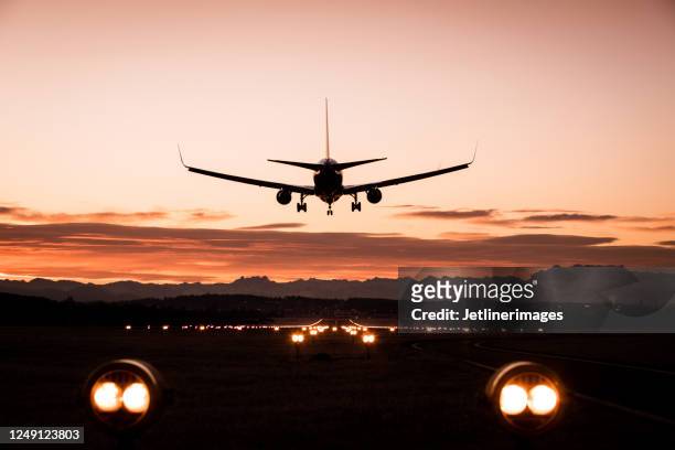 landing airplane - air travel stock pictures, royalty-free photos & images