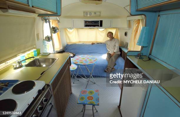 Antoine Arnoux, un architecte paysagiste de 46 ans, pose, le 13 juillet 2006 à Saint-André d'Hébertot, dans l'une des roulottes qu'il a aménagé en...
