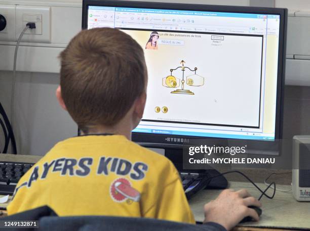 Un enfant travaille sur un logiciel de soutien scolaire, le 09 avril 2009 à l'école Henri Caubière à Honfleur. AFP PHOTO MYCHELE DANIAU