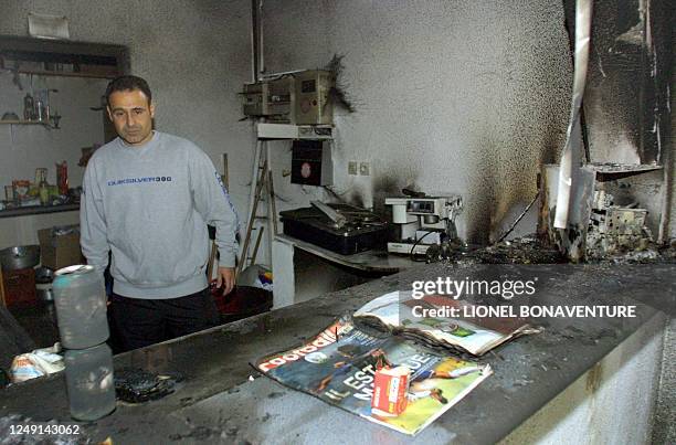 Le président de l'association sportive juive Maccabi, Robert Bensimon, constate, le 06 avril 2002 à Toulouse, les dégâts dans les locaux de...