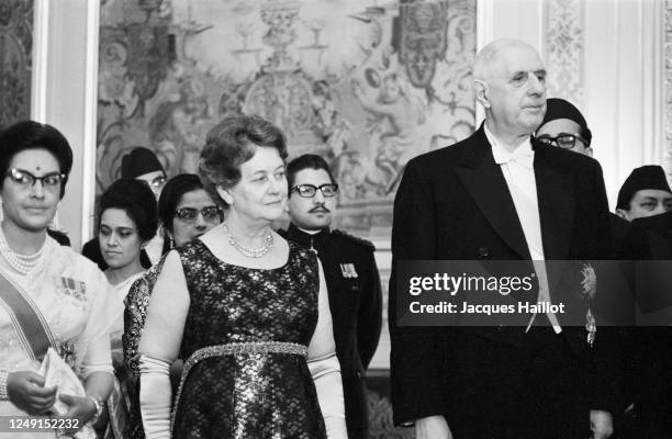 President français Charles de Gaulle avec son épouse Yvonne de Gaulle et avec le roi du Népal à Orsay.